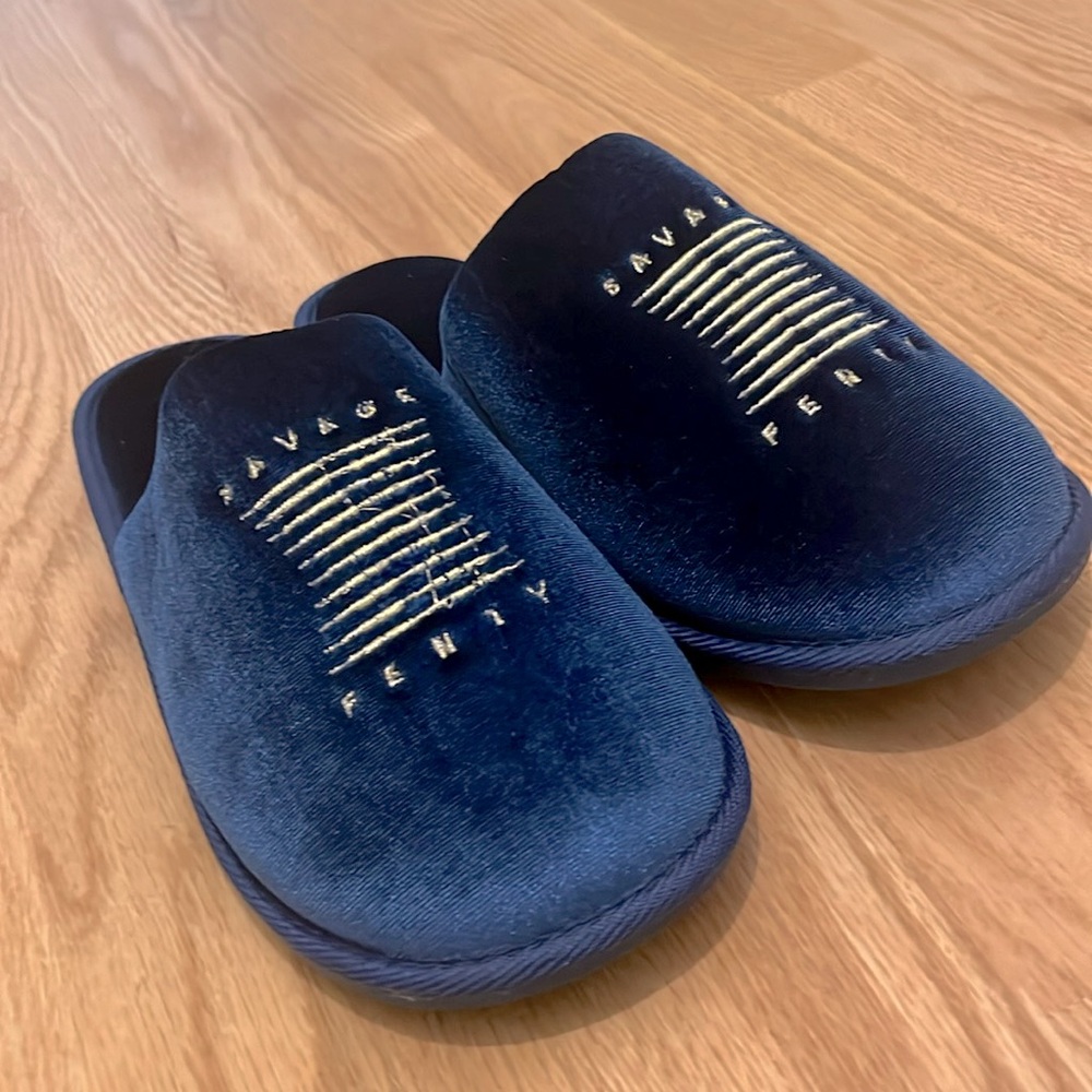 Fenty X Savage slippers size 7-8 Small